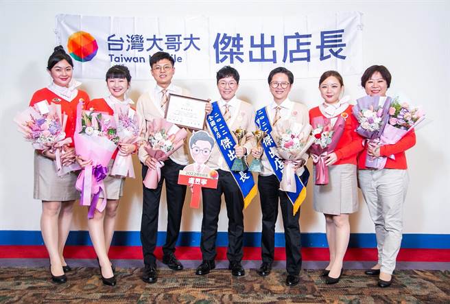 台湾大哥大共有7位同仁获得「优良店长」，从左到右为何姿陵、刘慧慈、陈彦文、卢昱寧、谢昀君、黄郁淳、张慧屏。（台湾大提供）
