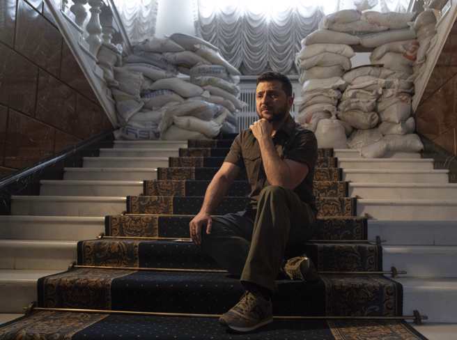 泽伦斯基（Volodymyr Zelenskyy）除了对「知与不知」开诚布公，泽伦斯基最令人称道的，是善用社群媒体、高强度及句句入心的沟通。(图/美联社)