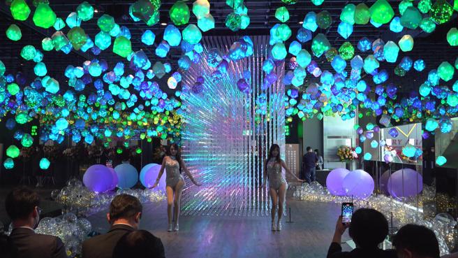 喜乐时代影城高雄总图店由21,888颗水晶打造而成的３Ｄ钻石水晶灯，反射出七彩流光，可随着音乐旋律变换图样。(赖君欣 摄)
