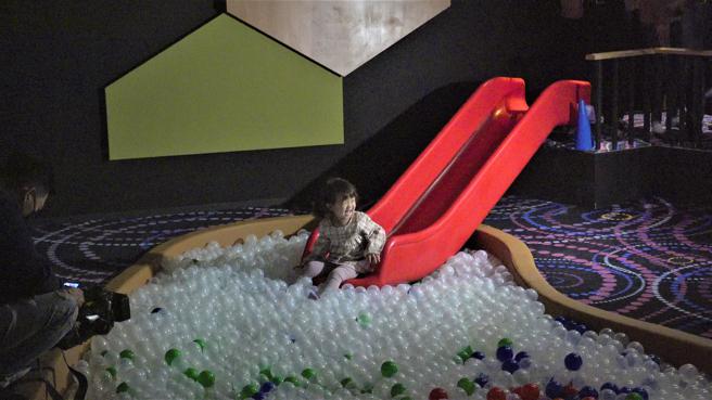 全台唯一拥有滑梯球池的亲子影厅，全家观影安心又轻松。(赖君欣 摄)