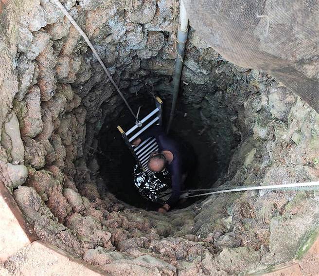澎湖县湖西乡南寮村高龄93岁的吴姓阿公，为捡拾古井的水桶自行爬下，却因体力不继无力自行爬出而受困。（澎湖县消防局提供）
