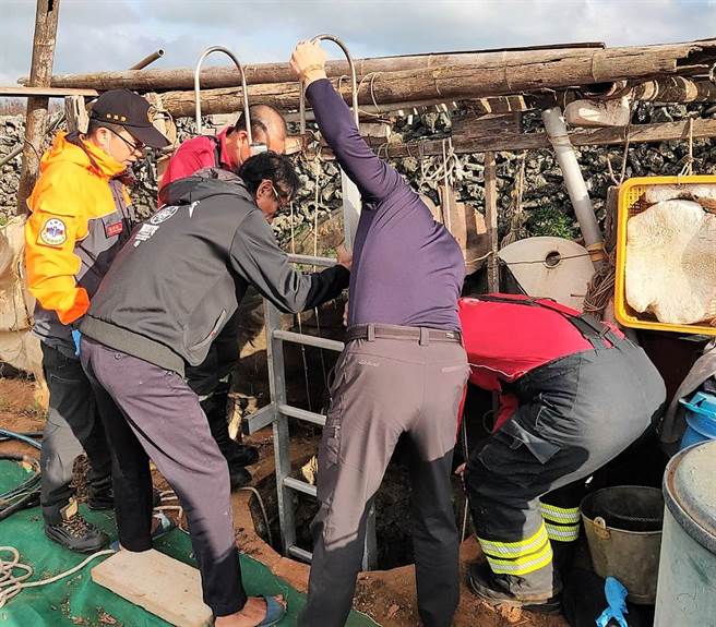 勤务人员立即于井中架设双节梯加挂梯，并由小队长许芳雄进入井中，戒护确保该民眾安全，一同爬梯至地面脱困。（澎湖县消防局提供）