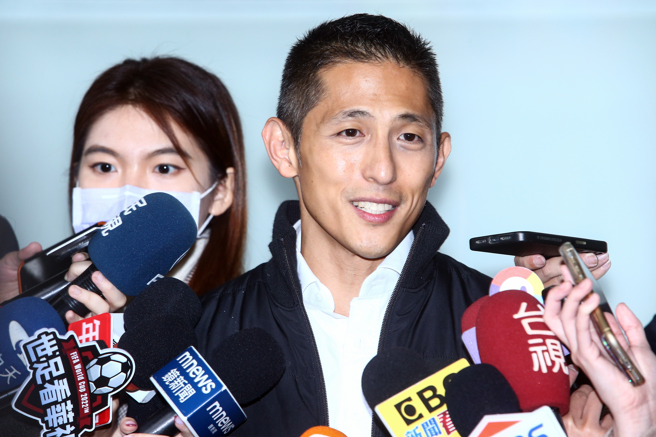 民进党立委参选人吴怡农（中）日前杠记者「以为王鸿薇发言人」，他9日出席中吉里捐血活动，接受媒体联访前先表示，过去这周互动或许造成一些媒体朋友的不愉快、不舒服，「我也在这跟大家说不好意思，也请大家多包涵，我们接下来这个月还有很多密集相处的机会，我会做得更好！」（邓博仁摄）