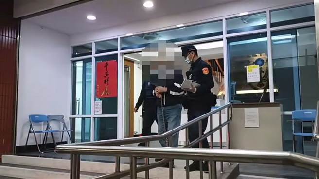 淡水警方8日逮捕逃亡4年的贪污通缉犯。(黄敬文翻摄)
