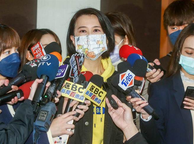 國民黨第三選區立委補選參選人王鴻薇9日接受中廣節目《千秋萬事》專訪，後續接受媒體聯訪。（粘耿豪攝）