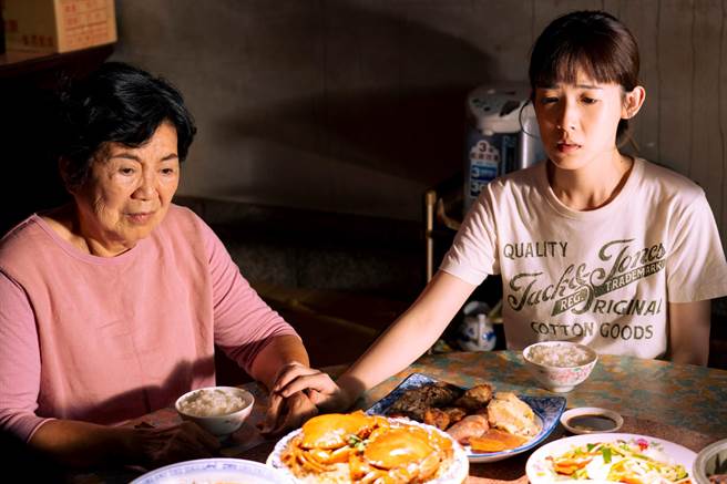 孙可芳与王满娇饰演祖孙。（中视提供）