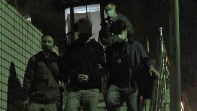高雄警方北上新竹，将诱骗女子的林男逮捕。（翻摄照片／崔正纲高雄传真）