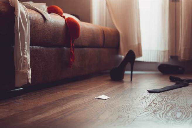 32岁林男在网路上扮演「掮客」、「富商」，物色10多名顏值高、胸大的正妹，正妹们迟迟拿不到包养费经觉受骗，报警才揭穿他的宅男身分。(示意图/shutterstock)