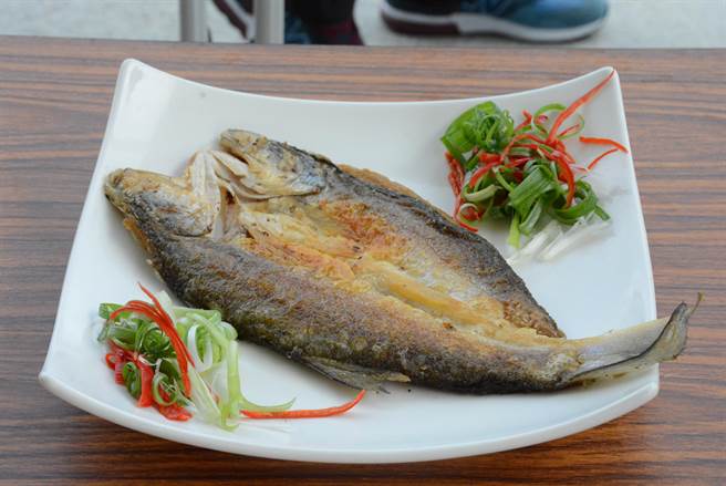 午仔鱼禁销令一出，屏县府强调，将以一夜干加工取代过去冰鲜销售，抢攻国内外市场。(林和生摄)