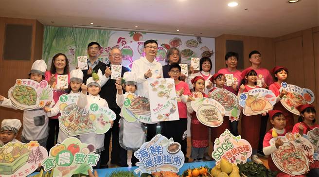 教育局长张明文出席表示，在地节令农渔产食历，可作为教师食农教育的学习手札。（陈慰慈摄）