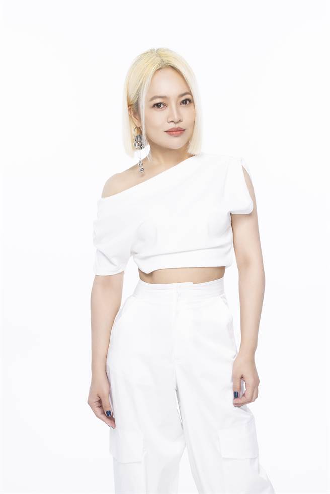 戴爱玲推出新单曲〈那节课没教的〉。（华纳音乐提供）