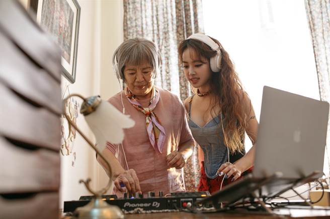 蔡依林（右）在〈親愛的對象〉MV飾演「毛嬤」王滿嬌的DJ老師。（金盞花大影業提供）