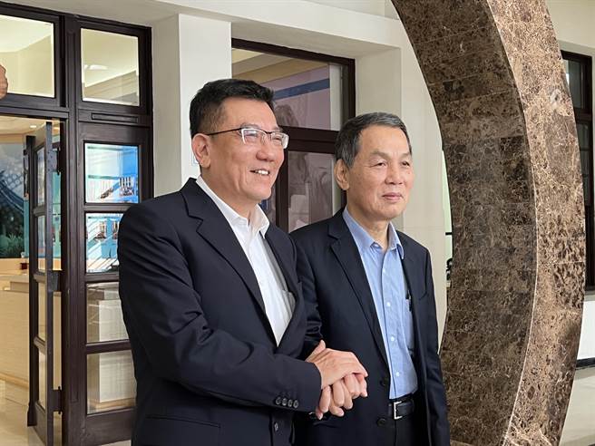 新竹市前议长郑成光（右）9日出面澄清无意参选，且自己这票「会盖给许修睿」，现任议长许修睿（左）也现身与郑成光握手合照感谢支持。（王惠慧摄）