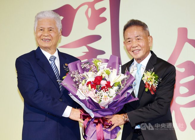 台湾举重之父张朝国(左)荣获运动精英奖终身成就奖。(中央社资料照)