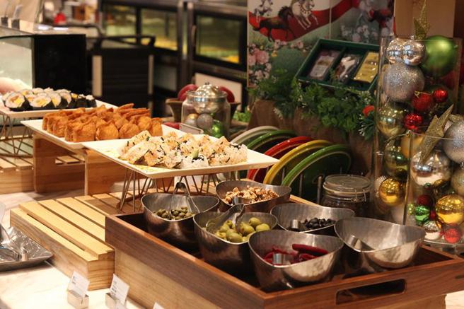 （六福万怡七周年庆下午茶用餐买一送一，从现切炉烤牛排、高级海鲜食材、现场制作的烈日松饼等丰富好料无限供应图／六福旅游集团）