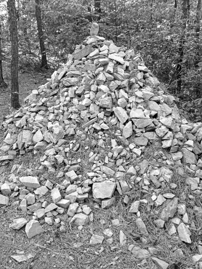 韩国人登山时习惯堆石头许韩国人登山时习惯堆石头许愿愿。 (图/游读世界提供) 