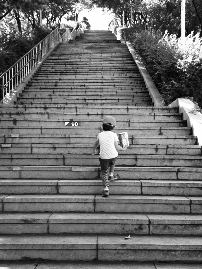 登山前的百层阶梯。 (图/游读世界提供) 