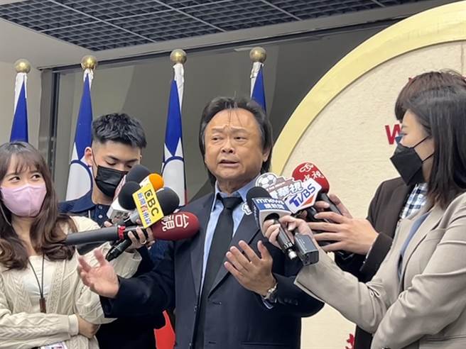 台北市议员王世坚今在议会受访再度暴怒，强调「苏贞昌赖着不走才全是弊。（陈薏云摄）