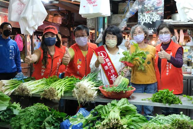 嘉义市长候选人黄敏惠到东市场拜票，民眾送葱蒜预祝「冻蒜」。（黄敏惠团队提供／廖素慧嘉市传真）
