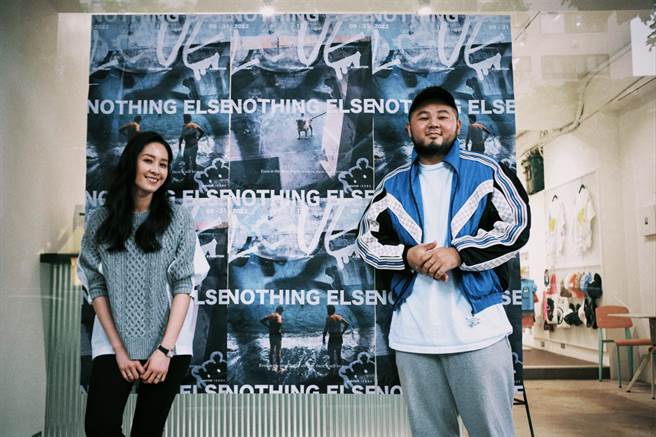 曾恺玹与Mr. triangle合影。（江江好提供）