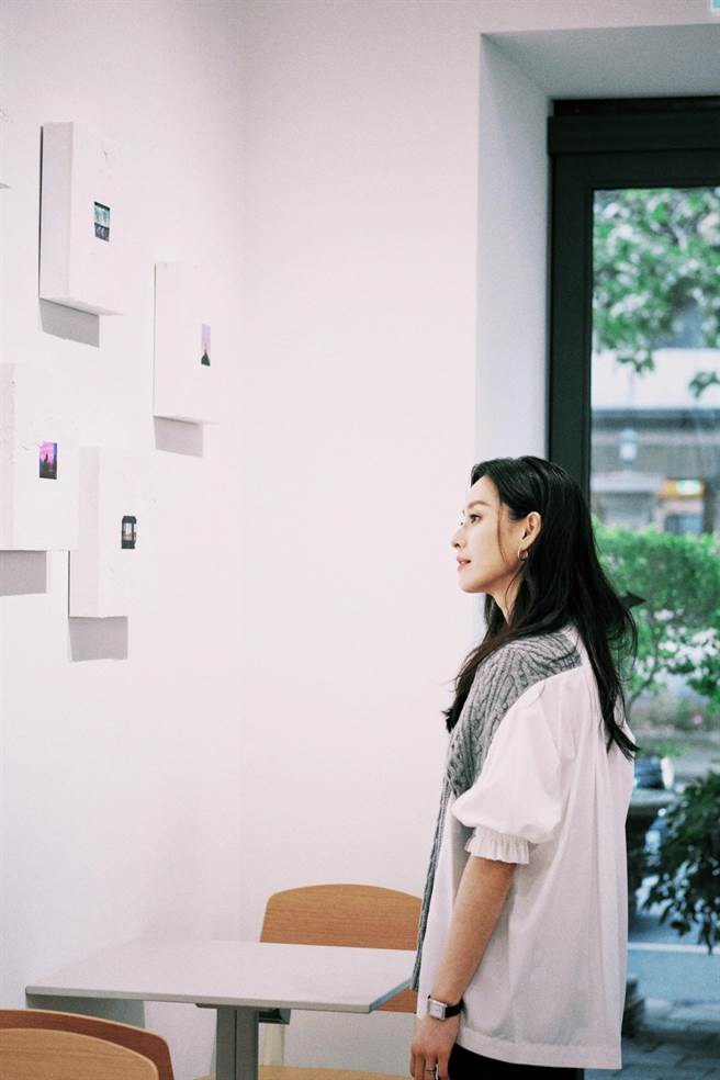 曾恺玹经营艺术选物店。（江江好提供）