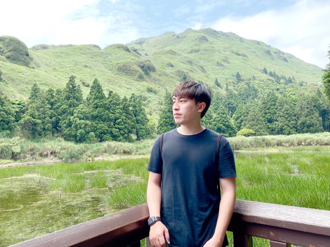 加入永庆房屋才刚满2年的简子翔，凭藉着稳扎稳打的努力，为自己达成了月收6位数、年收破百万的目标，翻转过去的低薪生活！(图/永庆房屋提供)