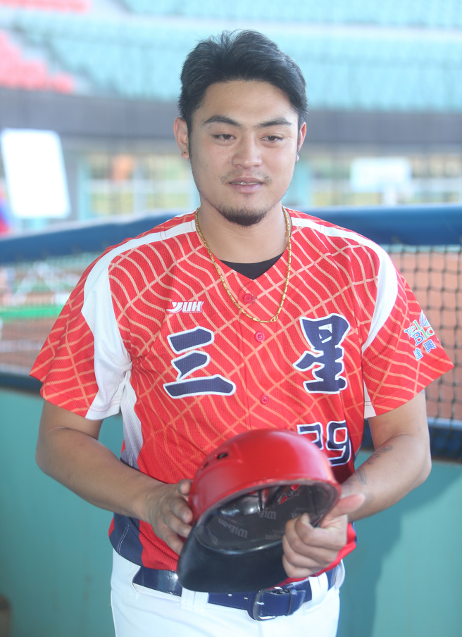 董子浩今年4月回乡来到三星国中执教。（陈怡诚摄）