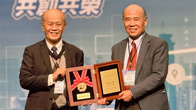 9日交通部政务次长胡湘麟(左)颁发 ITS Taiwan 智慧运输奖章予远通电收总经理张永昌。(远通电收提供)