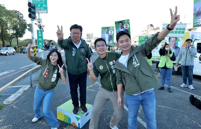 民进党嘉义市长候选人李俊俋今天与3位桃园议员当选人到新生路和民族路口拜票。（李俊俋团队提供／廖素慧嘉市传真）