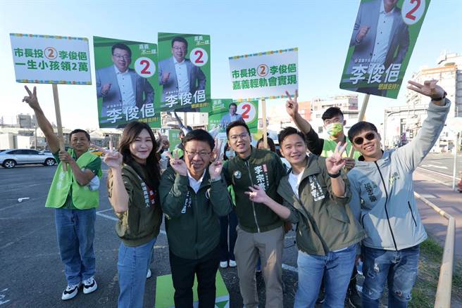 民进党嘉义市长候选人李俊俋今天与3位桃园议员当选人在路口拜票，向民眾挥手。（李俊俋团队提供／廖素慧嘉市传真）