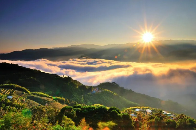 阿里山国家风景区二尖山日出。（交通部观光局阿里山国家风景区管理处提供）