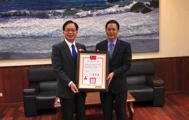 中选会颁发当选证书给王忠铭。（马祖日报提供）