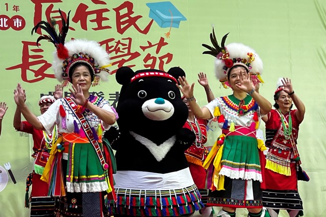 「臺北市原住民长青学苑」邀请熊讚盛装出席穿上阿美族裙子，大讚长辈拿么厉害，给臺北市的原住民长者掌声加尖叫。(台北市原民会会提供)