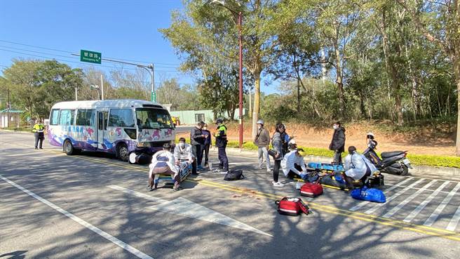 金门伯玉路3段与双琼路口今（9）日发生一起严重车祸意外，被游览车追撞的机车骑士与乘客重伤送医。（于家麒摄）