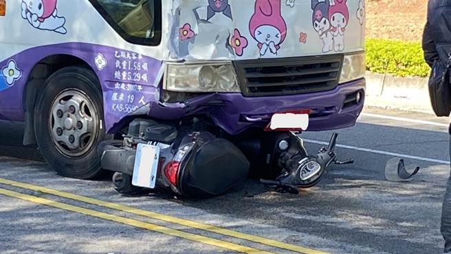 被追撞的机车卡在游览车下方遭拖行了几公尺才停下，地上还流了满地汽油与机油，令人怵目惊心。（于家麒摄）