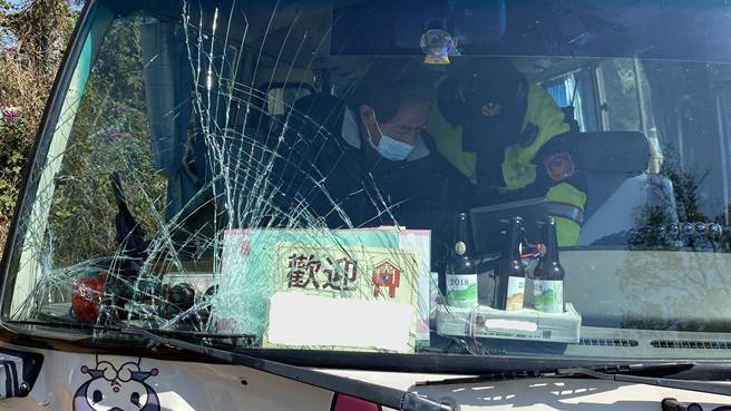 肇事的游览车挡风玻璃疑似为遭撞飞的伤者强力碰撞而碎裂。（于家麒摄）