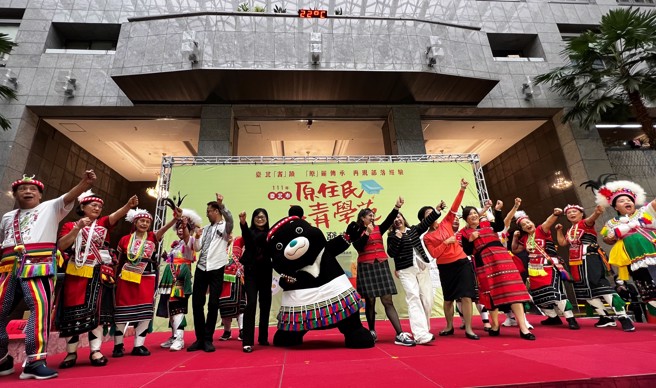 臺北市政府原住民族事务委员会将臺北市原住民两大银髮族照顾计画「长青乐活」及「耆老服务中心」合併，成立全臺湾第一个「原住民长青学苑」。(台北市原民会提供)