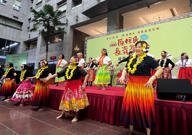 臺北市政府原住民族事务委员会将臺北市原住民两大银髮族照顾计画「长青乐活」及「耆老服务中心」合併，成立全臺湾第一个「原住民长青学苑」。(台北市原民会提供)