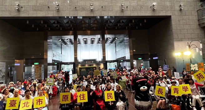 臺北市政府原住民族事务委员会将臺北市原住民两大银髮族照顾计画「长青乐活」及「耆老服务中心」合併，成立全臺湾第一个「原住民长青学苑」。(台北市原民会提供)