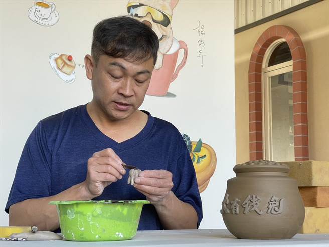 每只兔子经过蔡明男的巧手塑形，其表情、动作有些微差异，展现俏皮、可爱的一面。（杨静茹摄）