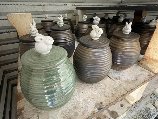 茶仓上每只兔子的表情、动作有些微差异，加上釉彩变化，各个都活灵活现。（杨静茹摄）