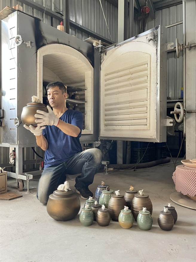 陶艺家蔡明男客制化的兔年茶仓，歷经炉火淬炼后开箱，他一一检视每个产品。（杨静茹摄）
