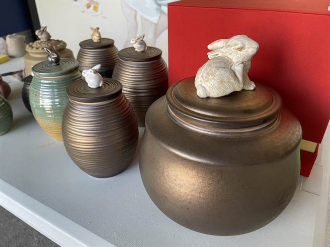 陶艺家蔡明男制作兔年茶仓，依据顾客需求可以典藏1斤、2斤到3斤的好茶。（杨静茹摄）