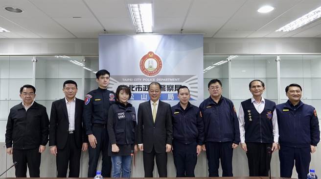 警政署长黄明昭9日特别到松山分局颁发奖励金给专案小组。(翻摄照片／林郁平台北报导)