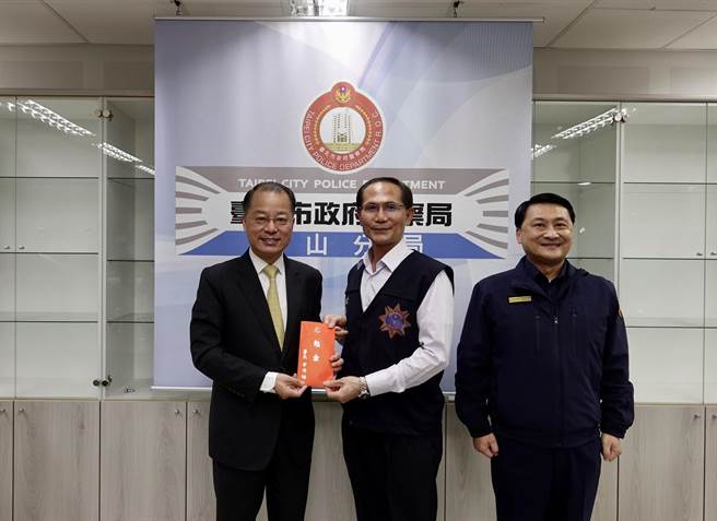 警政署长黄明昭9日特别到松山分局颁发奖励金给专案小组。(翻摄照片／林郁平台北报导)