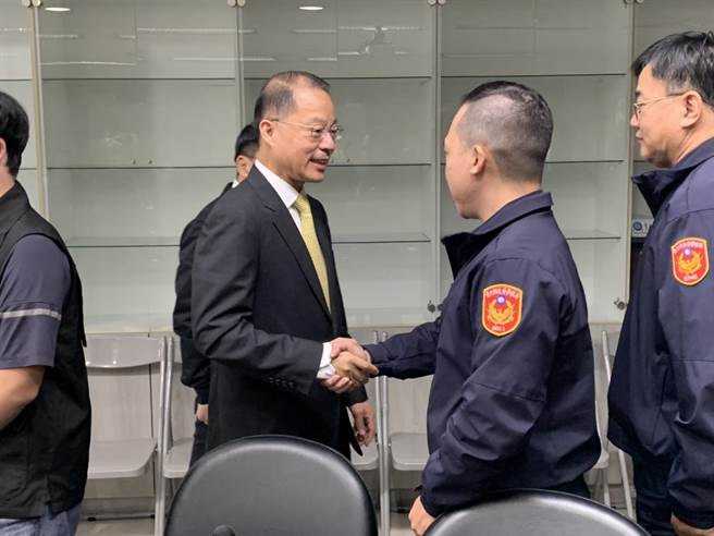 警政署长黄明昭9日特别到松山分局颁发奖励金给专案小组。(翻摄照片／林郁平台北报导)