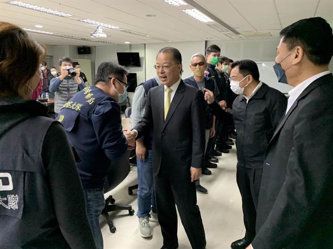 警政署长黄明昭9日特别到松山分局颁发奖励金给专案小组。(翻摄照片／林郁平台北报导)