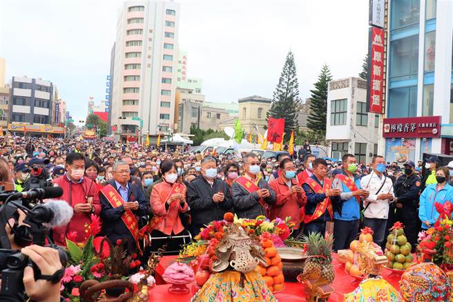澎湖县长赖峰伟、议长刘陈昭玲等地方人士纷纷在马公港码头恭迎妈祖圣驾，这难得的台澎妈祖信仰交流，也让澎湖未来冬季观光活动增添新的活动。（张茂雄摄）
