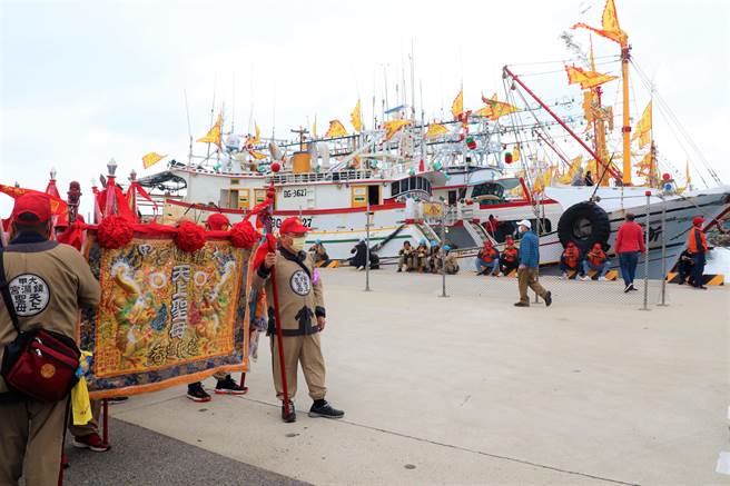 大甲妈搭乘台华轮，抵达澎湖西外海时，澎湖县各界发动323艘渔船鸣炮相迎、恭迎圣驾海上巡安，祈求航行平安、渔获满载。（张茂雄摄）