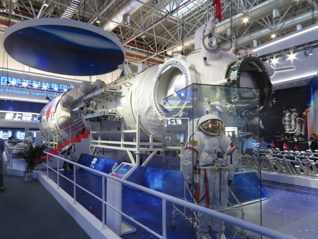 太空领域歷来都由美国和俄罗斯主导，但中国近年取得重大进展，包括2007年试验反卫星飞弹，敲响美国及其他西方国家的警钟。图为2018年中国所展出新太空站与太空装的等比例模型。（图/ 中央社）
